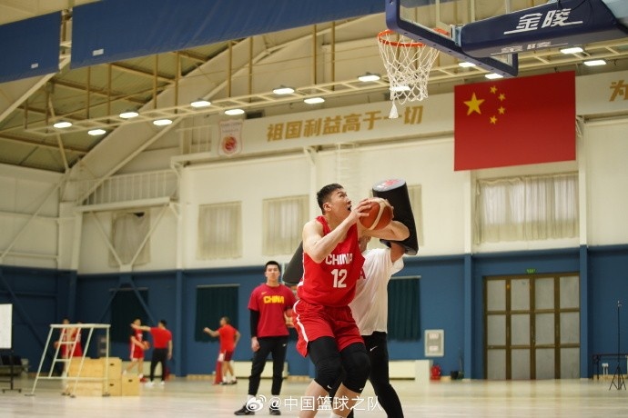  中國籃球之隊官博：大塊頭 大能量 祝李炎哲25歲生日快樂！