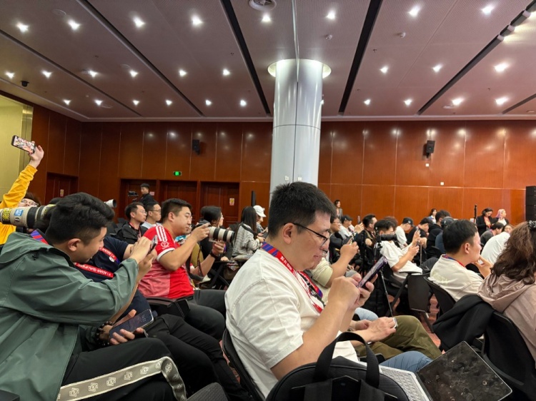  萬眾矚目！記者擠滿國(guó)足賽前新聞發(fā)布廳，賽場(chǎng)記者預(yù)計(jì)超300人