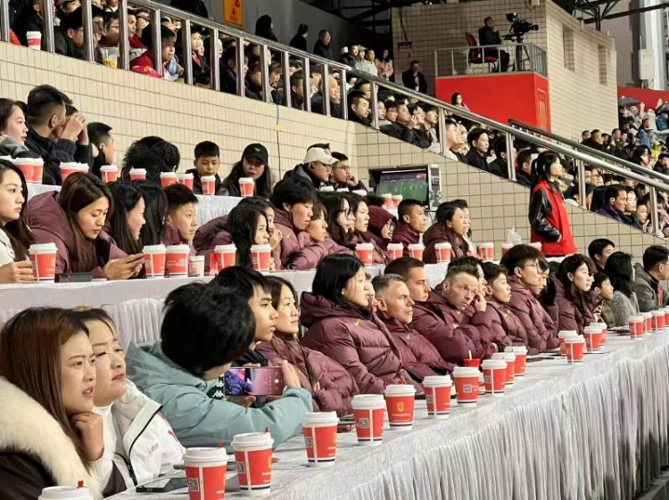  北青體育：中國女足現(xiàn)身中甲賽場，觀看重慶銅梁龍vs遼寧鐵人